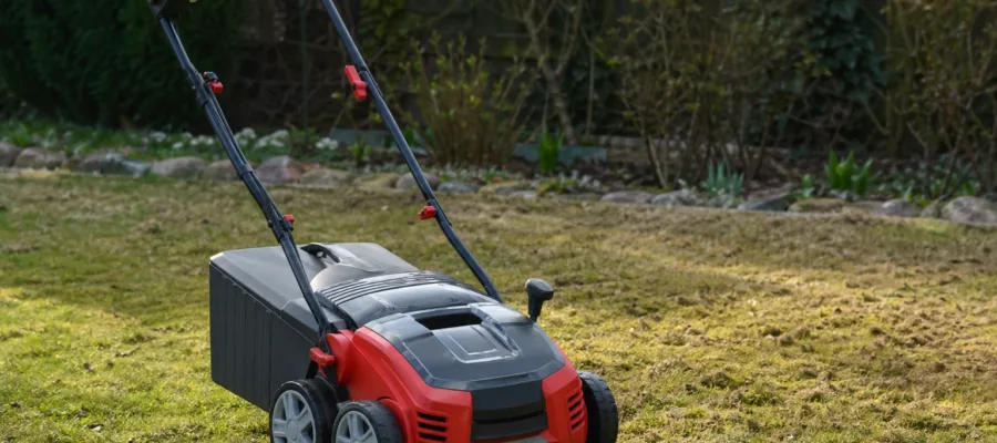 Vertikutierer-Einsatzzeitpunkt bestimmen: DIY-Checkliste fuer den Garten